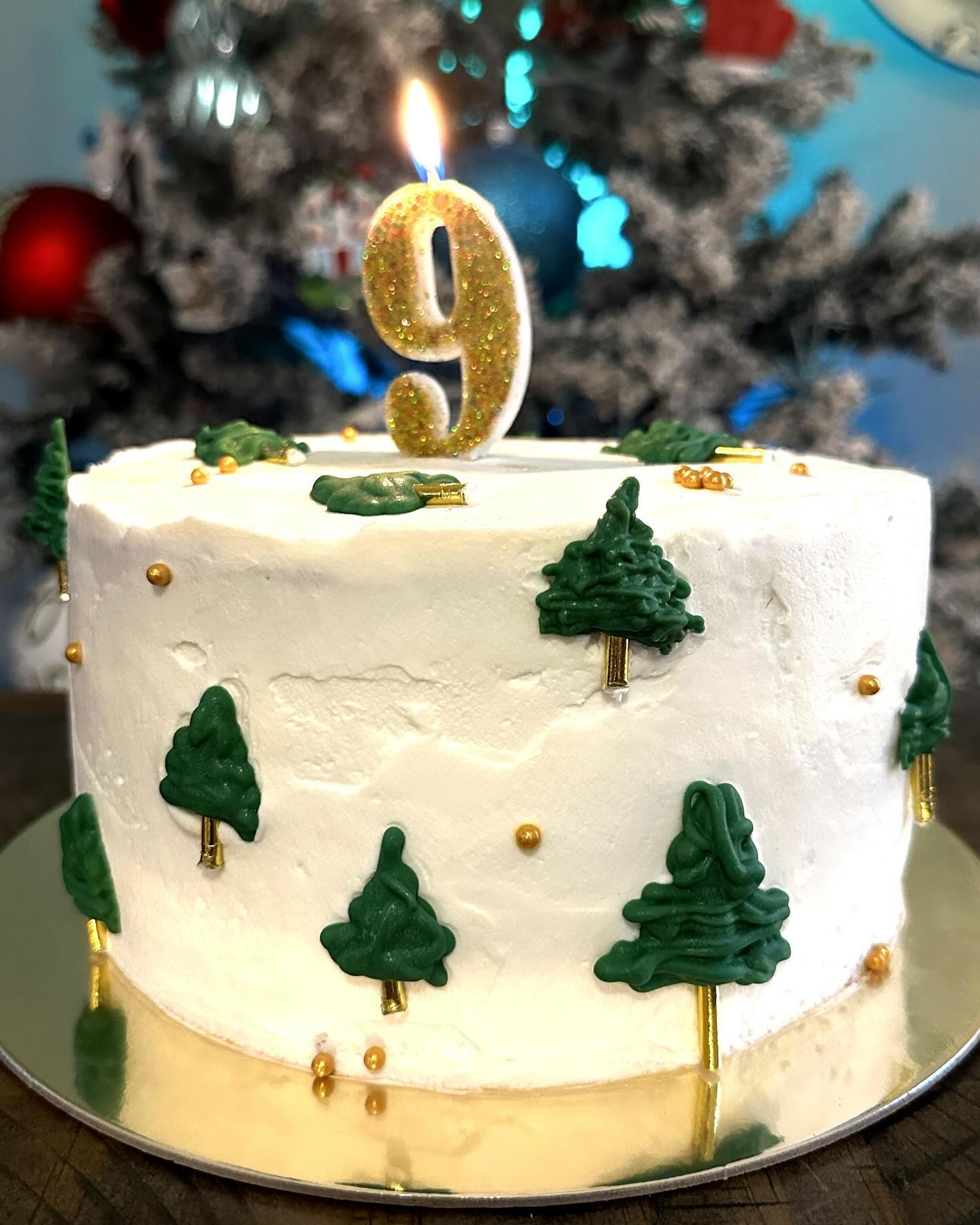 Nine sweet candles and a touch of Christmas magic!